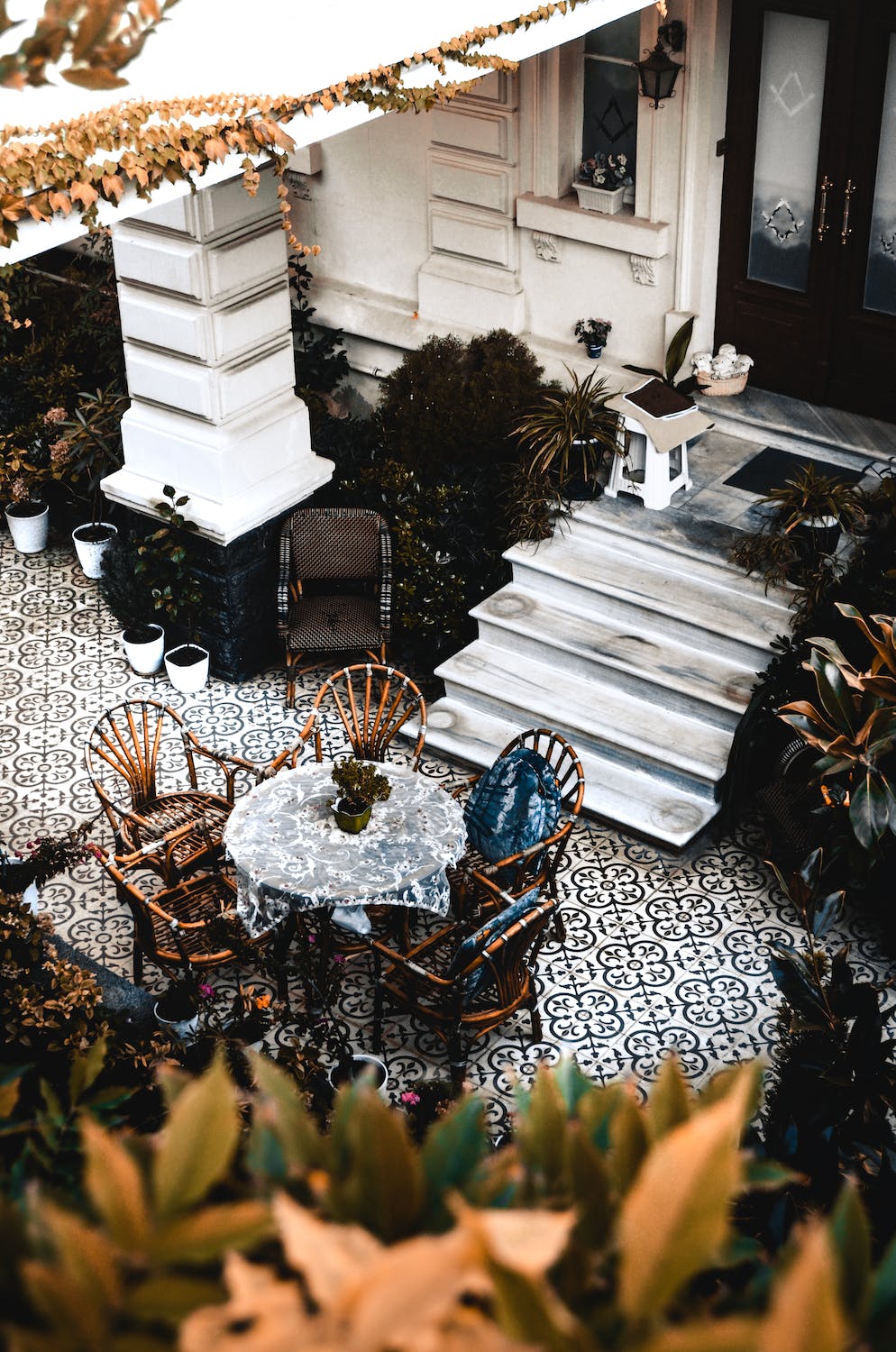 Choosing Outdoor Furniture in Harmony with the Surroundings